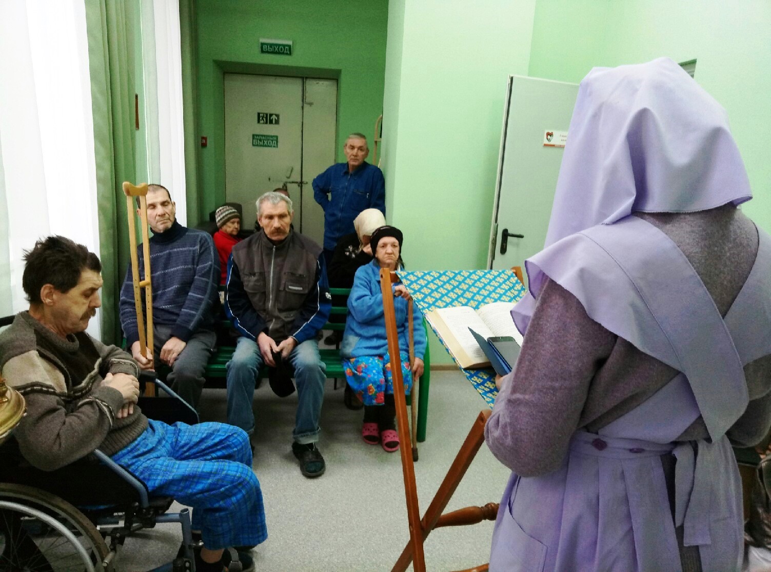 Бездомные инвалиды в интернате. Патриарх посетил бездомных. 10 Ноября сестричество Буденновск. Социальный центр оказания помощи бездомным Махачкала. Ключ от галереи милосердной святой