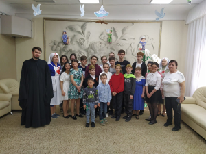 Сестры милосердия Патриаршего Вознесенского собора Новочеркасска поздравили подопечных ветеранов и детей с Днем Победы