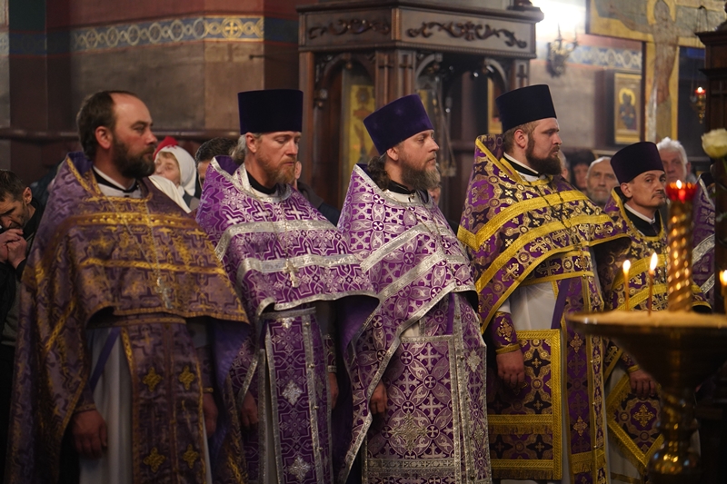 Каким образом поставляются на служение священнослужители