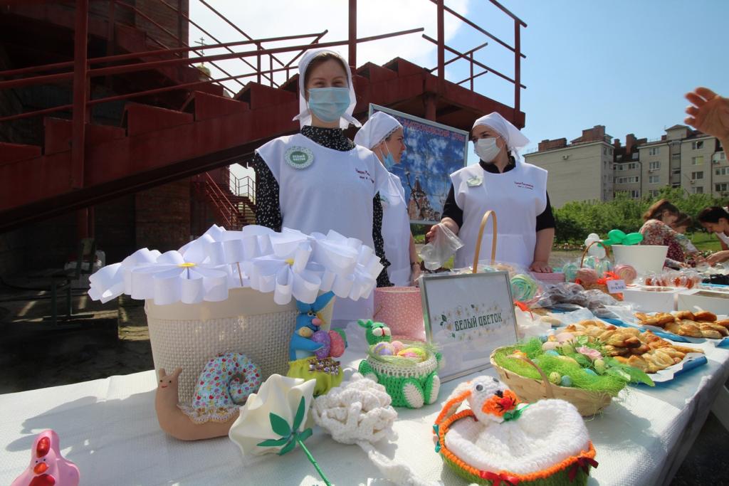 В Николо-Матроновском храме состоялась благотворительная ярмарка в рамках праздника "Белый цветок"