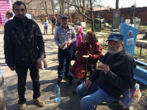 Молодые прихожане Вознесенского храма передали горячие обеды бездомным