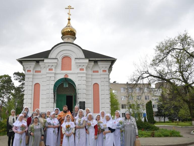 В Неделю святых жен-мироносиц, в храме свт. Луки Крымского г. Азова состоялся чин посвящения в сестры милосердия