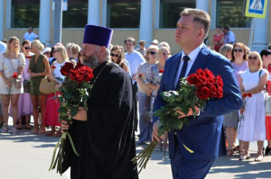 Благочинный Таганрогского округа принял участие в церемонии возложения цветов к памятнику А.П. Чехова