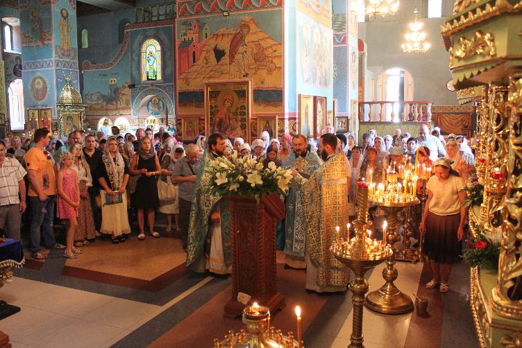 В праздник Казанской иконы Пресвятой Богородицы приход Троицкого храма г. Азова отметил малый престольный праздник