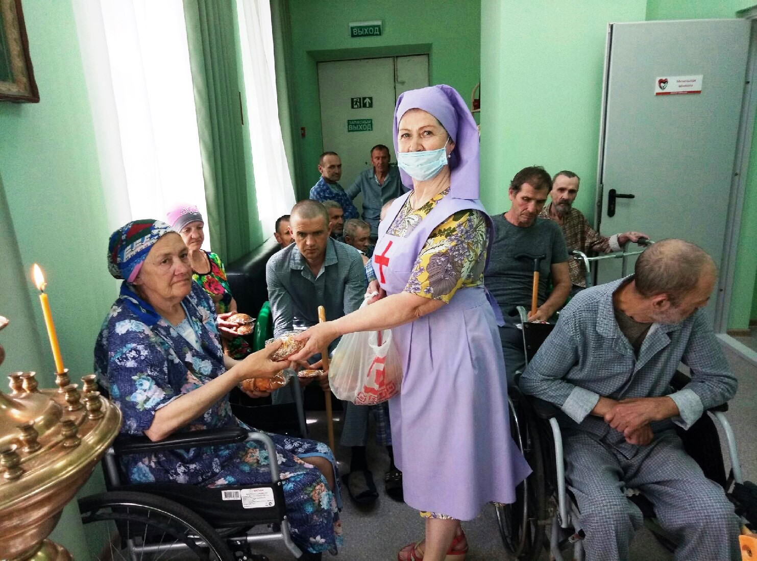 Сёстры милосердия Георгиевского прихода посетили бездомных подопечных социального центра