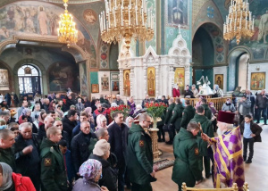 В главном храме Новочеркасского гарнизона военнослужащие приняли участие в Божественной литургии