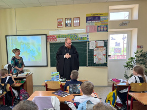 Настоятель Пантелеимоновского храма г. Батайска провел беседу с учениками начальной школы №1 