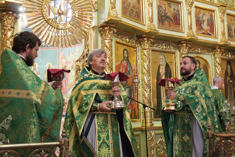 Престольный праздник отметил приход Троицкого храма г. Азова