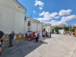 На территории храмового комплекса Святой Живоначальной Троицы г. Таганрога прошла выставка акварельных работ московского художника