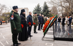 Викарий Ростовской епархии принял участие в церемонии возложения венков к мемориальному комплексу «Павшим воинам»