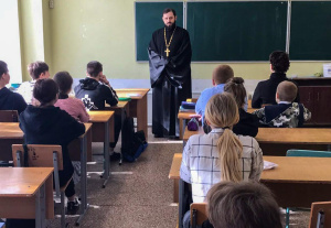 В средней школе №15 г. Азова состоялась беседа с учащимися, посвященная Дню православной книги