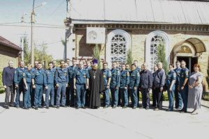 В храме с. Кулешовка сотрудники Донского МЧС почтили память генерала армии Евгения Зиничева, погибшего год назад при спасении человека