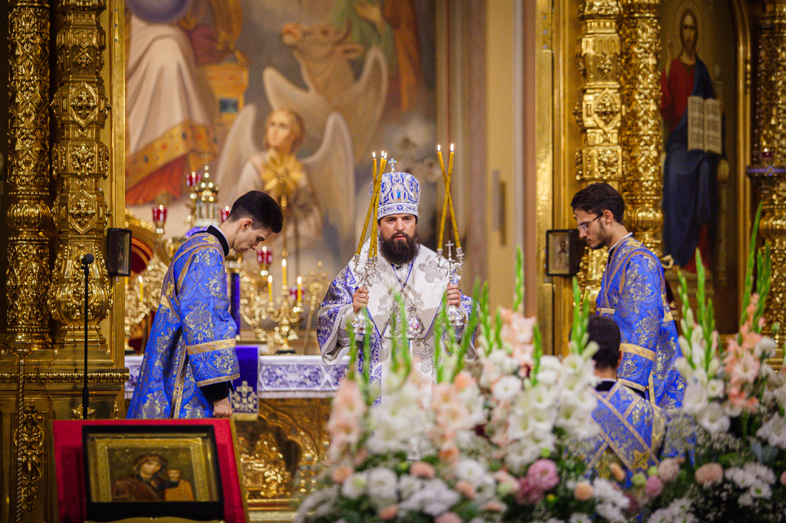 В канун праздника Успения Пресвятой Богородицы епископ Таганрогский Артемий совершил всенощное бдение в Ростовском кафедральном соборе