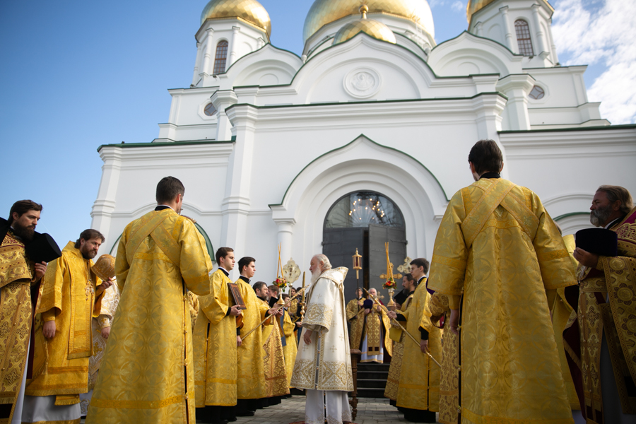 После освящения. Отец Рафаил собор Рождества Пресвятой Богородицы Ростов на Дону. Ростов на Дону храм Казанской Божьей матери освящение яблок. Машиностроителей 4 в мартрены храм Рождества.