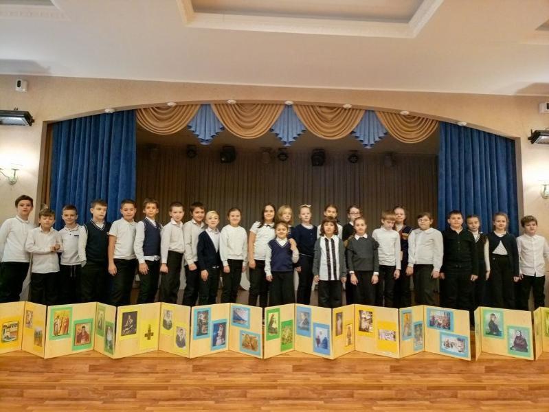 В ростовской школе № 87 начала работу благотворительная выставка «Спешите делать добро»