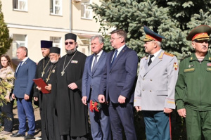 Благочинный Новочеркасского округа совершил освящение памятника святителю-хирургу Луке (Войно-Ясенецкому) в 1-м военном госпитале войск национальной гвардии России