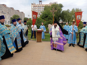 Епископ Таганрогский Артемий совершил литию по почившим почетным гражданам города Азова и строителям храма, погребенным вблизи разрушенной Успенской соборной Церкви города Азова