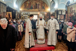 Епископ Таганрогский Артемий совершил Божественную литургию и панихиду в храме Всех Святых города Таганрога
