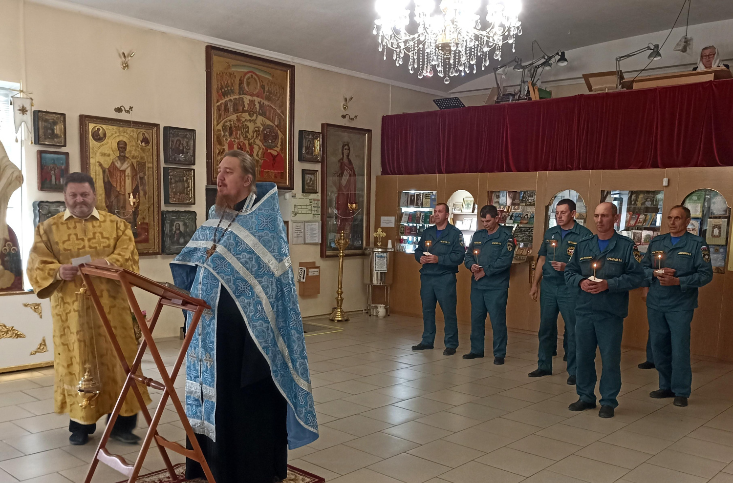 В преддверии празднования иконы Божией Матери «Неопалимая Купина» в Никольском храме г. Азова был совершен молебен