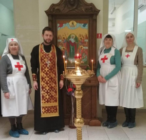 Настоятель Свято-Георгиевского храма г. Новочеркасска посетил пациентов Больницы скорой медицинской помощи