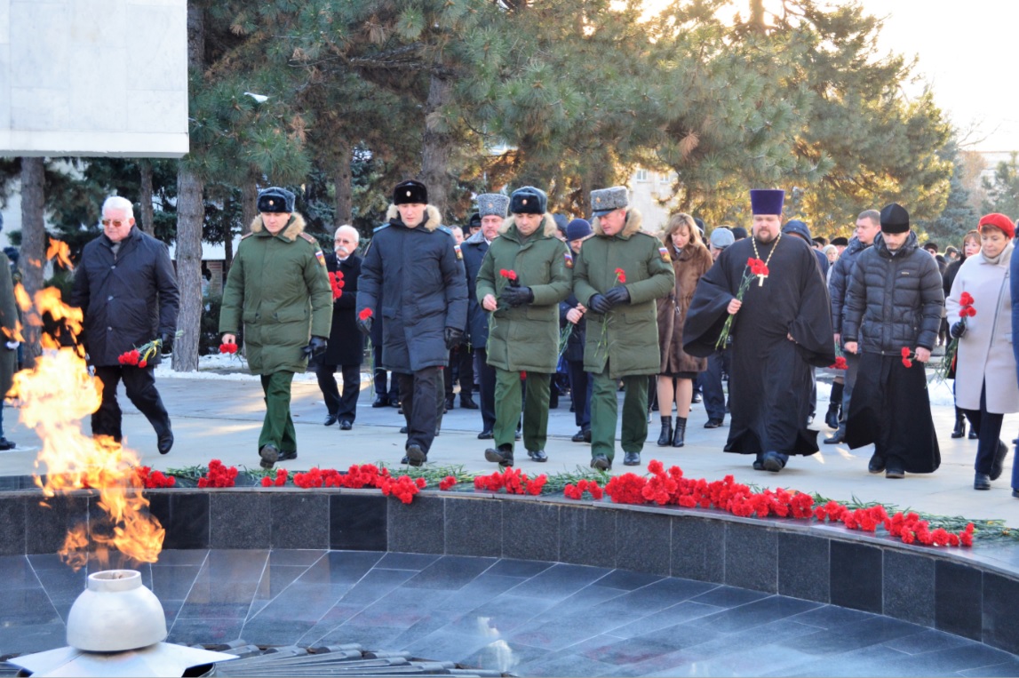 Возложение гирлянды к памятнику 9 мая