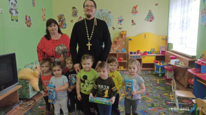 Настоятель Никольского храма с. Лакедемоновка вместе с молодежью прихода поздравил воспитаников детского сада