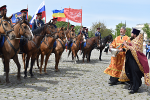 Войсковой священник Всевеликого войска Донского благословил участников конного перехода донских казаков «Марш победителей»