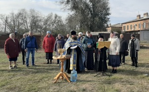 Настоятель храма Всех святых совершил молебен в посёлке Новотроицкое