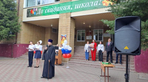 Настоятель Кирилло-Мефодиевского храма посетил торжество в честь "Последнего звонка" в Рассветовской школе 