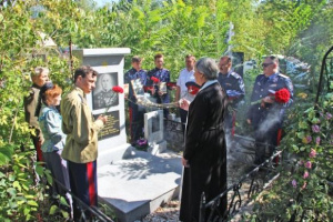 Благочинный Азовского городского округа совершил литию на могиле прославленного полководца Великой Отечественной войны генерал-лейтенанта Сергея Горшкова 