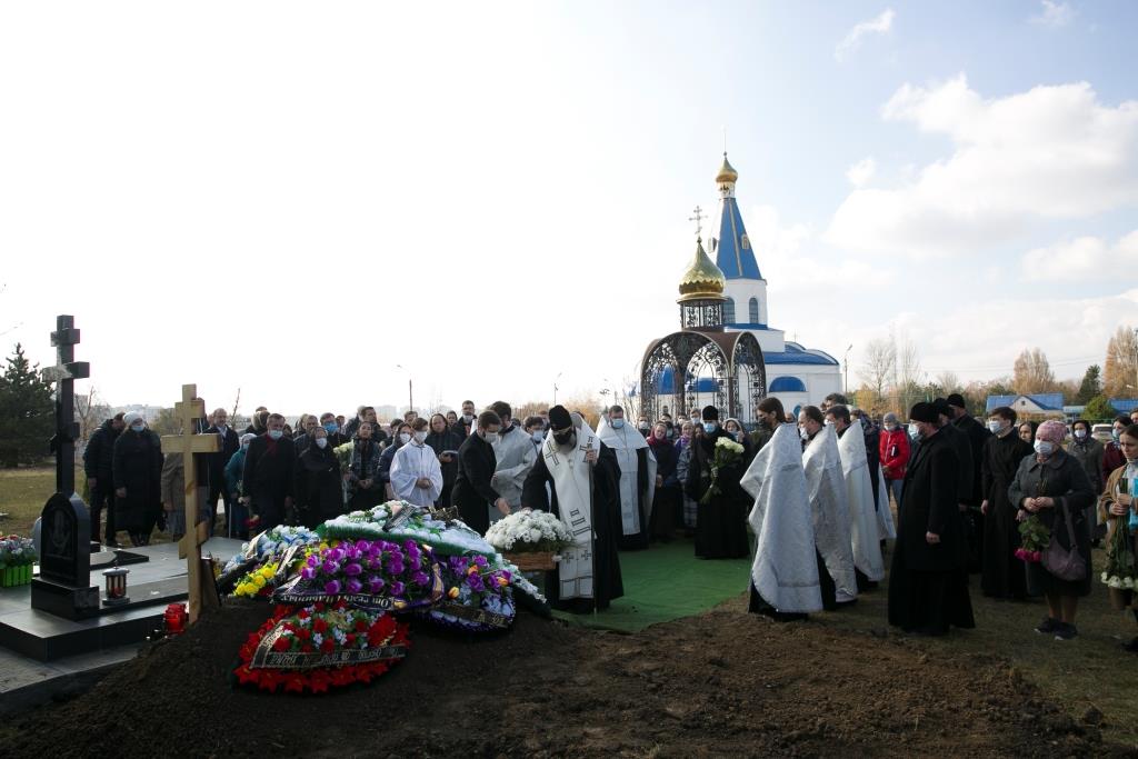 Храм шила. Северное кладбище Курск часовня. Батюшка с Березовска Северное кладбище.