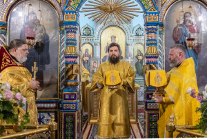 Епископ Таганрогский Артемий совершил Божественную литургию в храме Всех Святых г. Таганрога