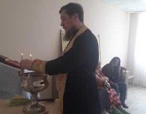 Настоятель строящего храма х. Новоалександровка посетил дом-интернат для пожилых и инвалидов 