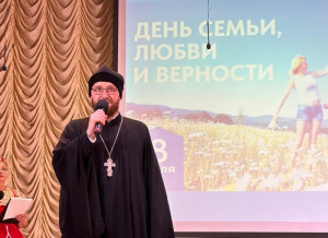 Настоятель Варваринского храма станицы Грушевской Аксайского района посетил концерт, посвященный Дню семьи, любви и верности