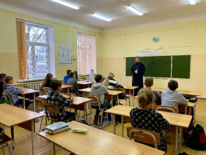 Настоятель Никольского храма с. Николаевка провел беседу для учащихся общеобразовательной школы