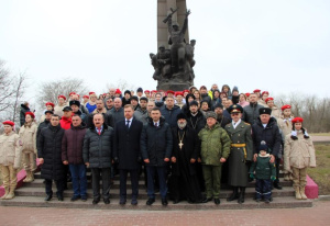 В Кумженской роще прошла церемония возложения цветов к мемориалу павшим воинам 