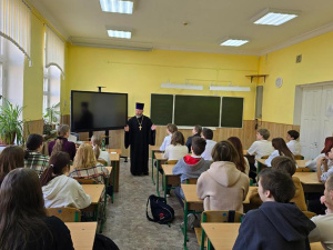Благочинный Таганрогского округа иерей Борис Гущин провел беседу с учащимися школы №8 г. Таганрога