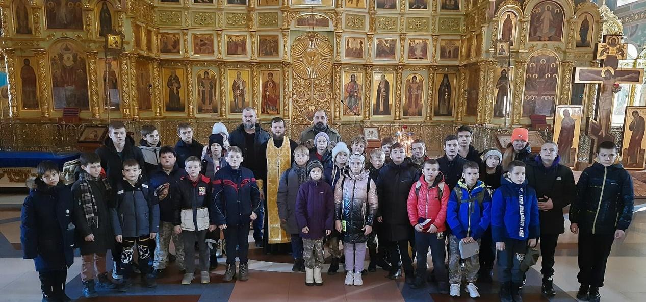 Воспитанники ВПК "Азовский дозор" посетили с экскурсией Свято-Троицкий храм города Азова