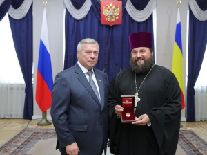 Губернатор Ростовской области наградил войскового священника Всевеликого войска Донского областной наградой