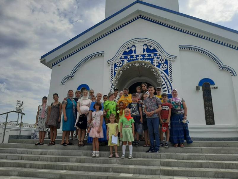 Воспитанники воскресной школы Ростовского кафедрального собора приняли участие в Божественной Литургии в Свято-Иверском женском монастыре