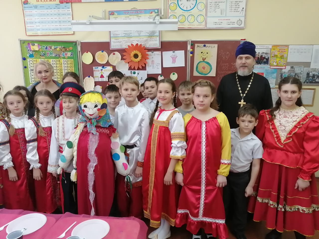 Настоятель прихода Новомучеников Российских принял участие в школьном празднике "Широкая масленица"