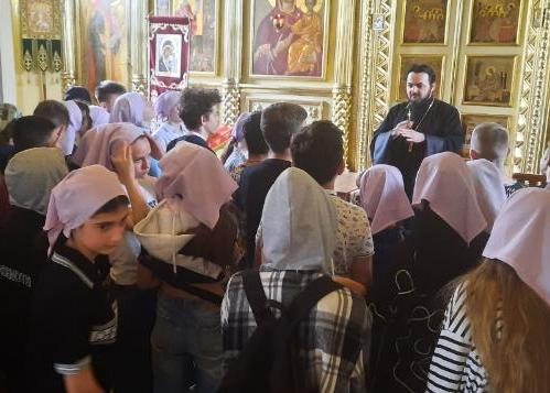 Настоятель храма в честь Державной иконы Божией Матери организовал для глухих школьников паломническую поездку по святым местам Таганрога