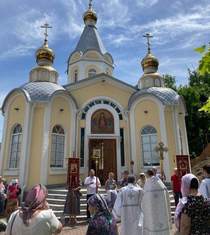 Петровка святой источник. Церковь Георгия Победоносца Ростов-на-Дону. Храм Святого Георгия Ростове на Дону. Храм Георгия Победоносца Михайловск Ставропольский край. Храм на Темернике Ростов-на-Дону.