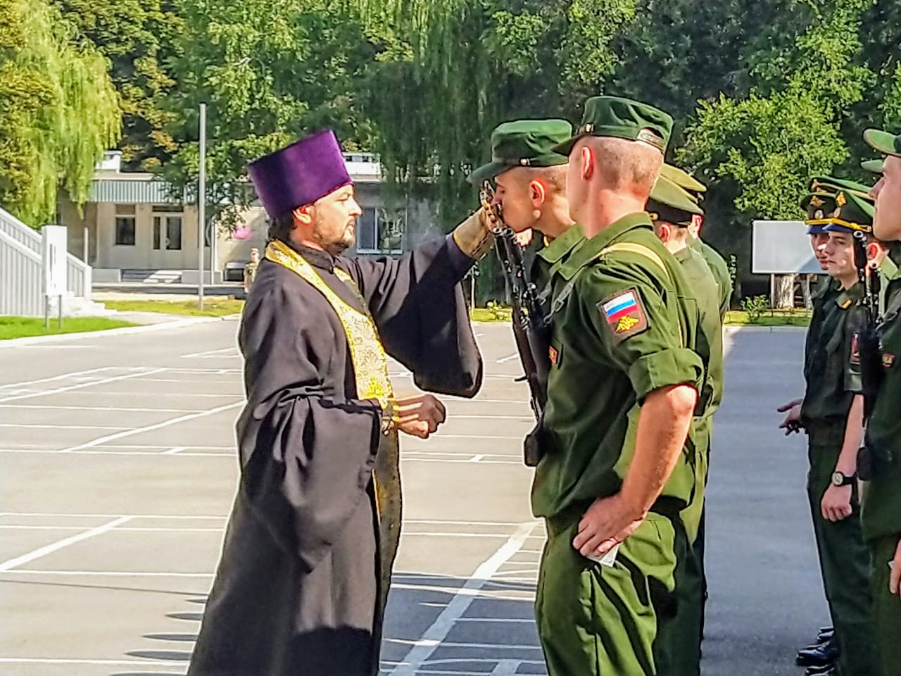 С какой целью проводится торжественная церемония присяги. Батайск Ростовская область Военная часть. Торжественное молебствие, совершаемое русским. Священник приводит население к присяге. 362 Командный разведывательный центр ЮВО В/Ч 47187 Г Ростов-на-Дону.