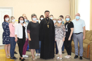 Настоятель Серафимовского прихода Таганрога встретился с сотрудниками городского Центра социального обслуживания населения