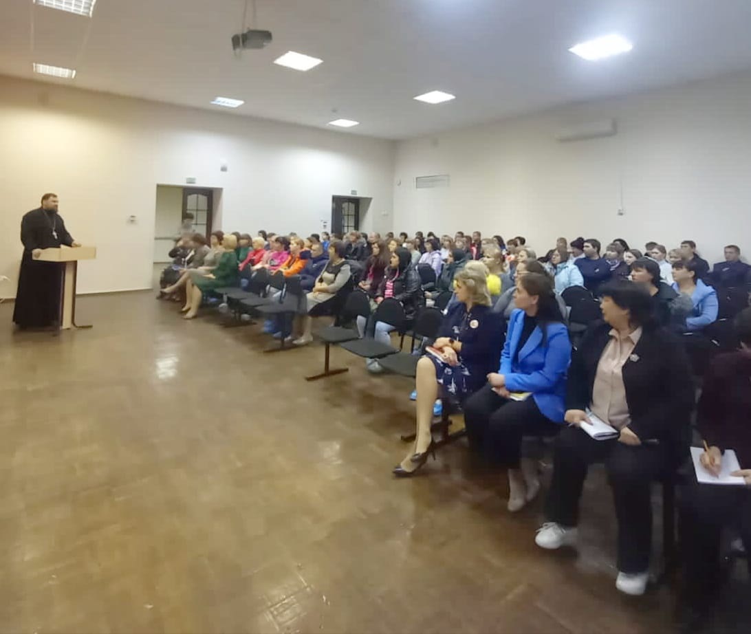 Благочинный Куйбышевского округа принял участие в собрании учителей и родителей начальной школы с. Куйбышево