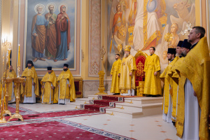 В Неделю 23-ю по Пятидесятнице митрополит Меркурий совершил Божественную литургию в Ростовском кафедральном соборе