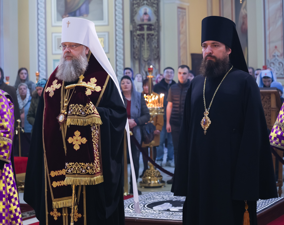 Глава Донской митрополии совершил всенощное бдение в Ростовском кафедральном соборе