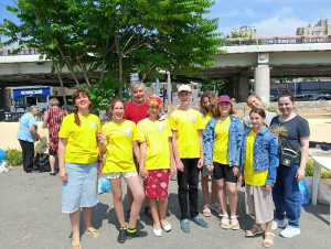 Воспитанники подросткового клуба Князь-Владимирского храма приняли участие в кормлении нуждающихся 