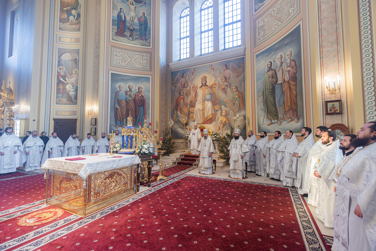 Глава Донской митрополии совершил Божественную литургию в Ростовском кафедральном соборе